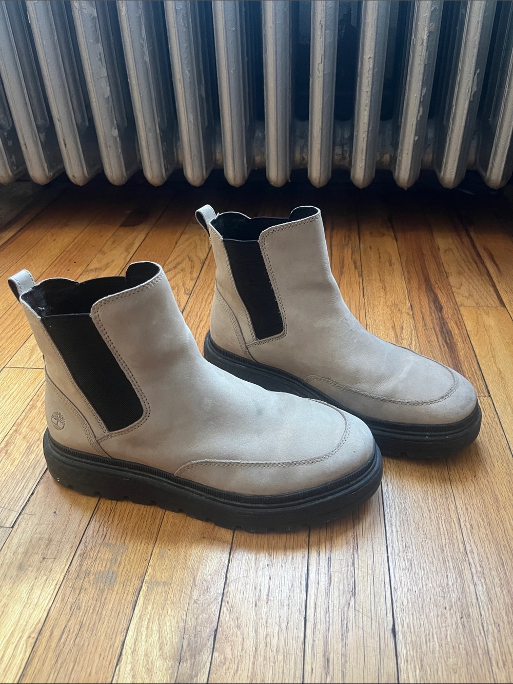 Timberland Women's Chelsea Ankle Boots in Light Gray with Black Elastic